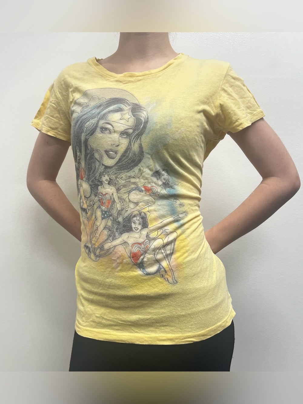Y2K 90s Vintage Wonder Woman Six Flags Graphic Tee Yellow 1990s vintage graphic